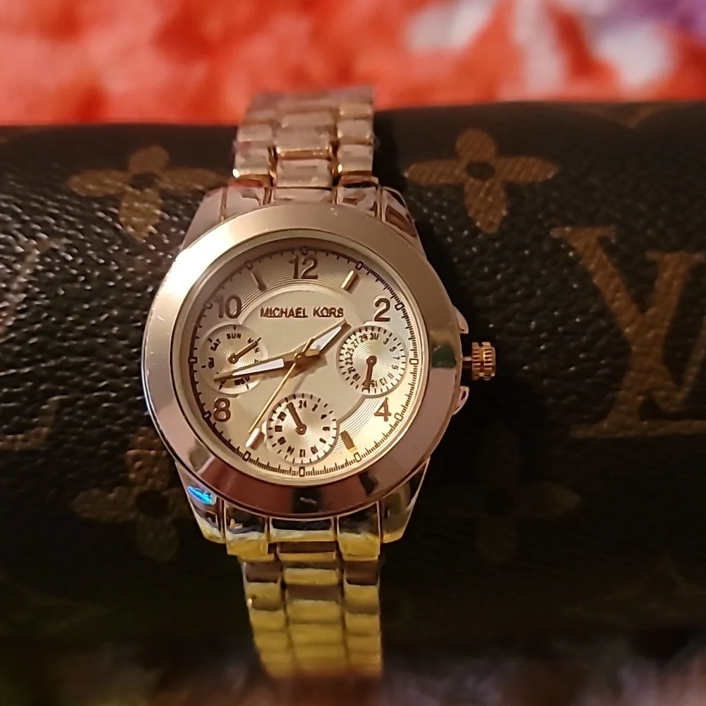 NEW Michael Kors Watch MK-769-126 Chronograph Style‎ Watch Goldtone